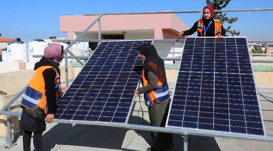 Pekerja tenaga solar juga merupakan antara pekerjaan hijau yang diperlukan di Malaysia
