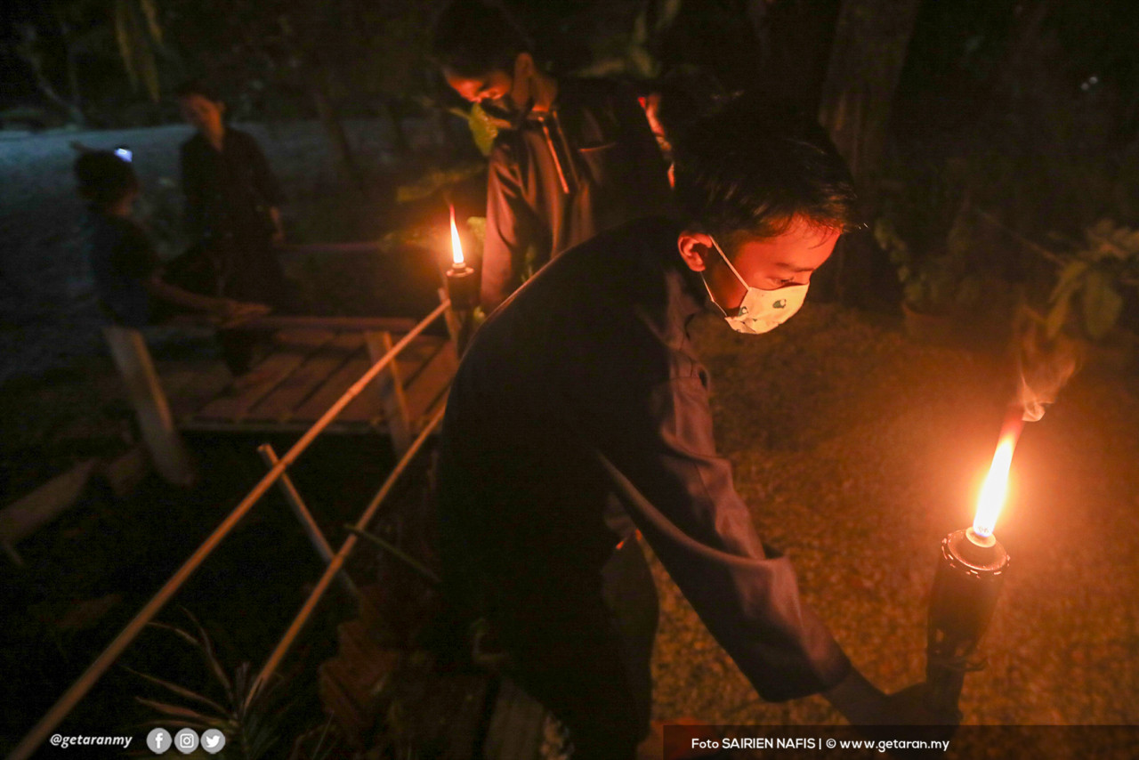 Pelita minyak tanah dipasang, menandakan penghujung Ramadan dan menjadi tradisi masyarakat Melayu.