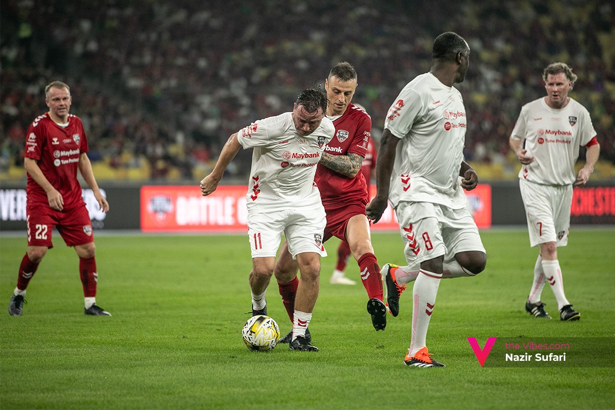 Pemain lagenda Liverpool dan Manchester United berentap dalam perlawanan pameran Battle of The Reds. - gambar Nazir Sufari