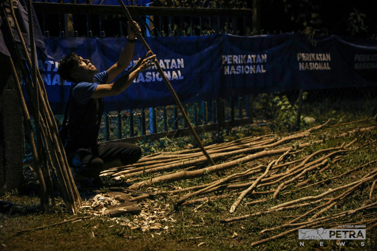 Kayu khusus dipilih sebaiknya lurus dan tidak terlalu tebal. - Gambar oleh Syeda Imran