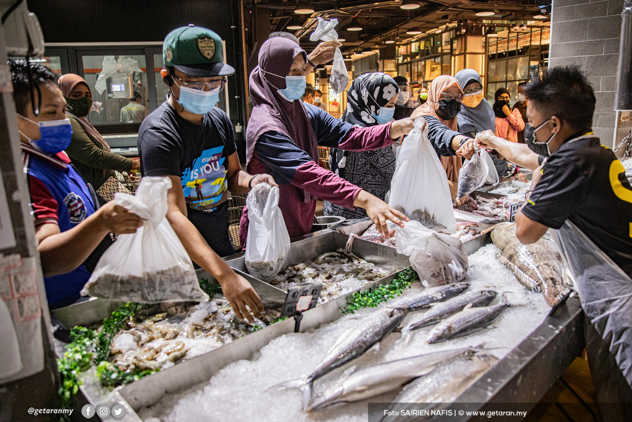 Barang basah merupakan antara tumpuan ramai di pasar raya ST Rosyam Mart di Shah Alam.