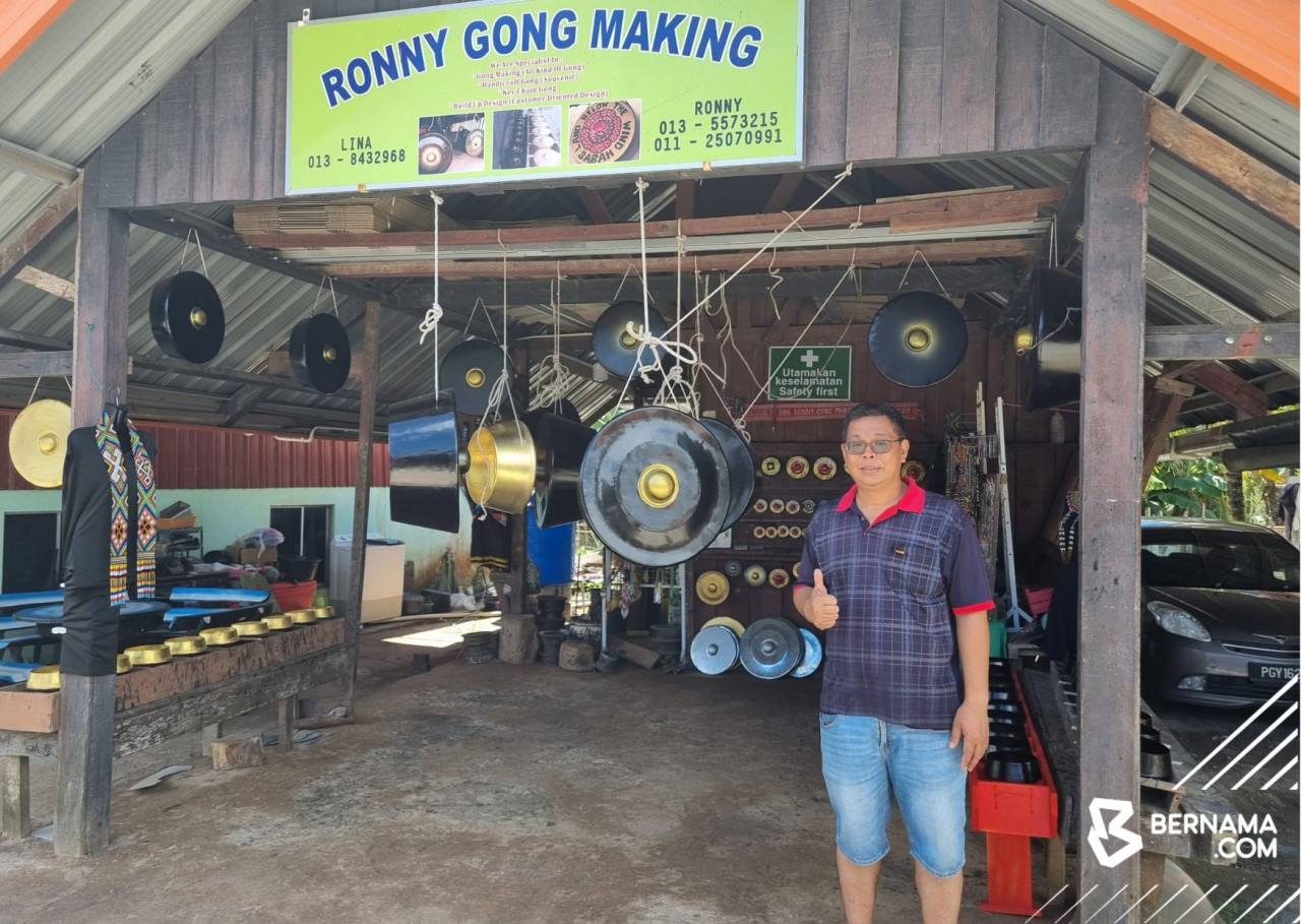 Ronny Makuut di hadapan bengkel pembuatan gong yang diusahakannya. - gambar BERNAMA