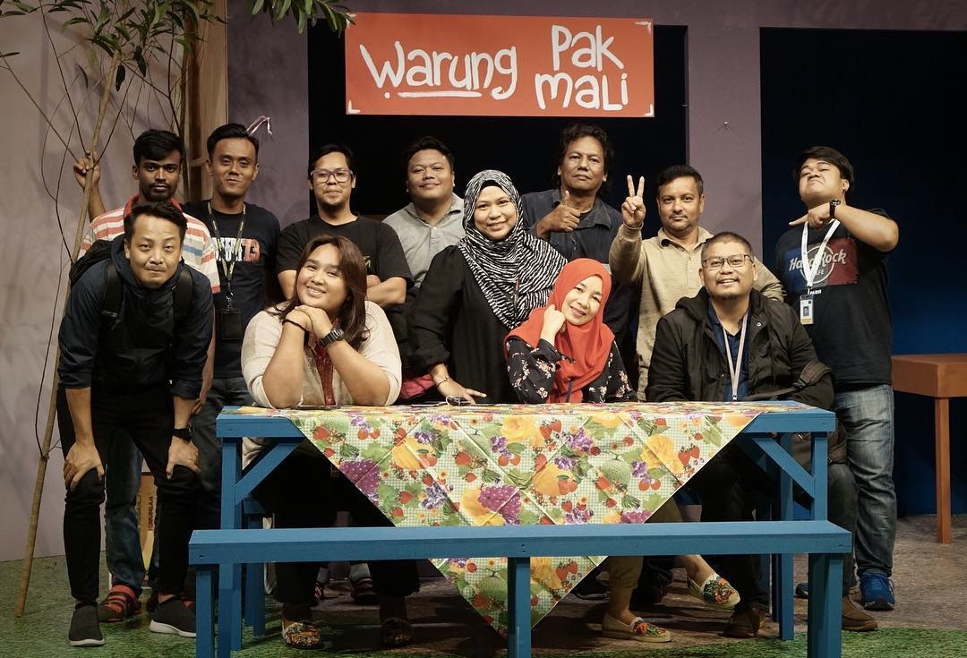 Yusmi bersama kru produksi.