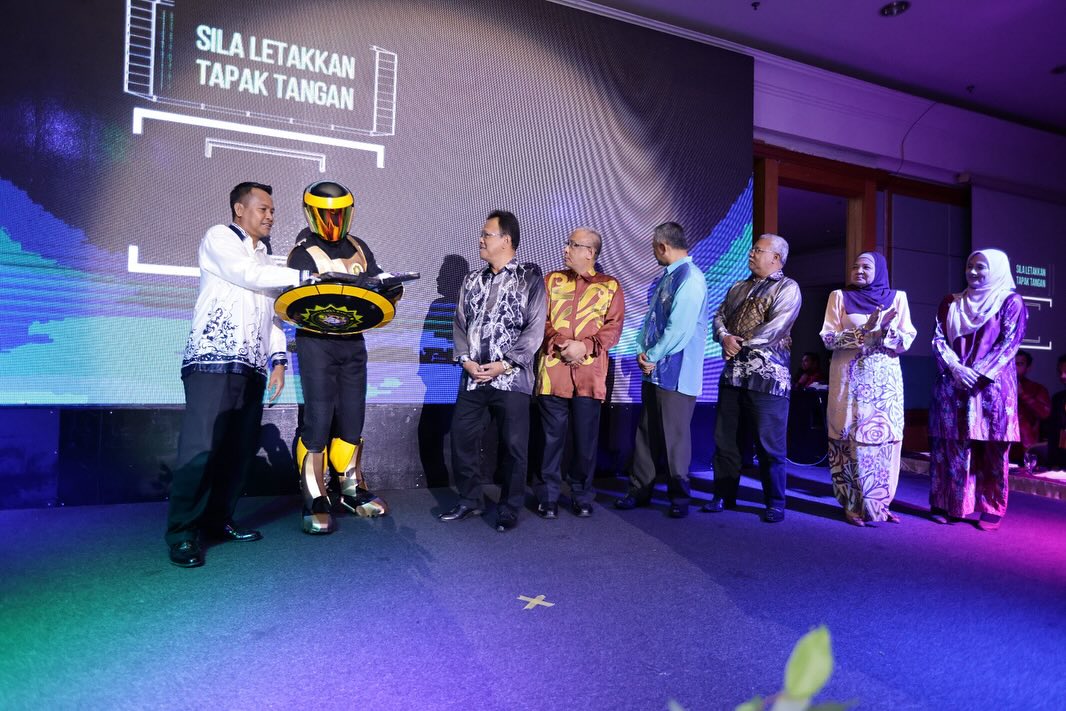 Pengarah Bahagian Pendidikan Masyarakat SPRM, Nazli Rasyid Sulong ketika melancarkan MACC AR. - gambar SPRM