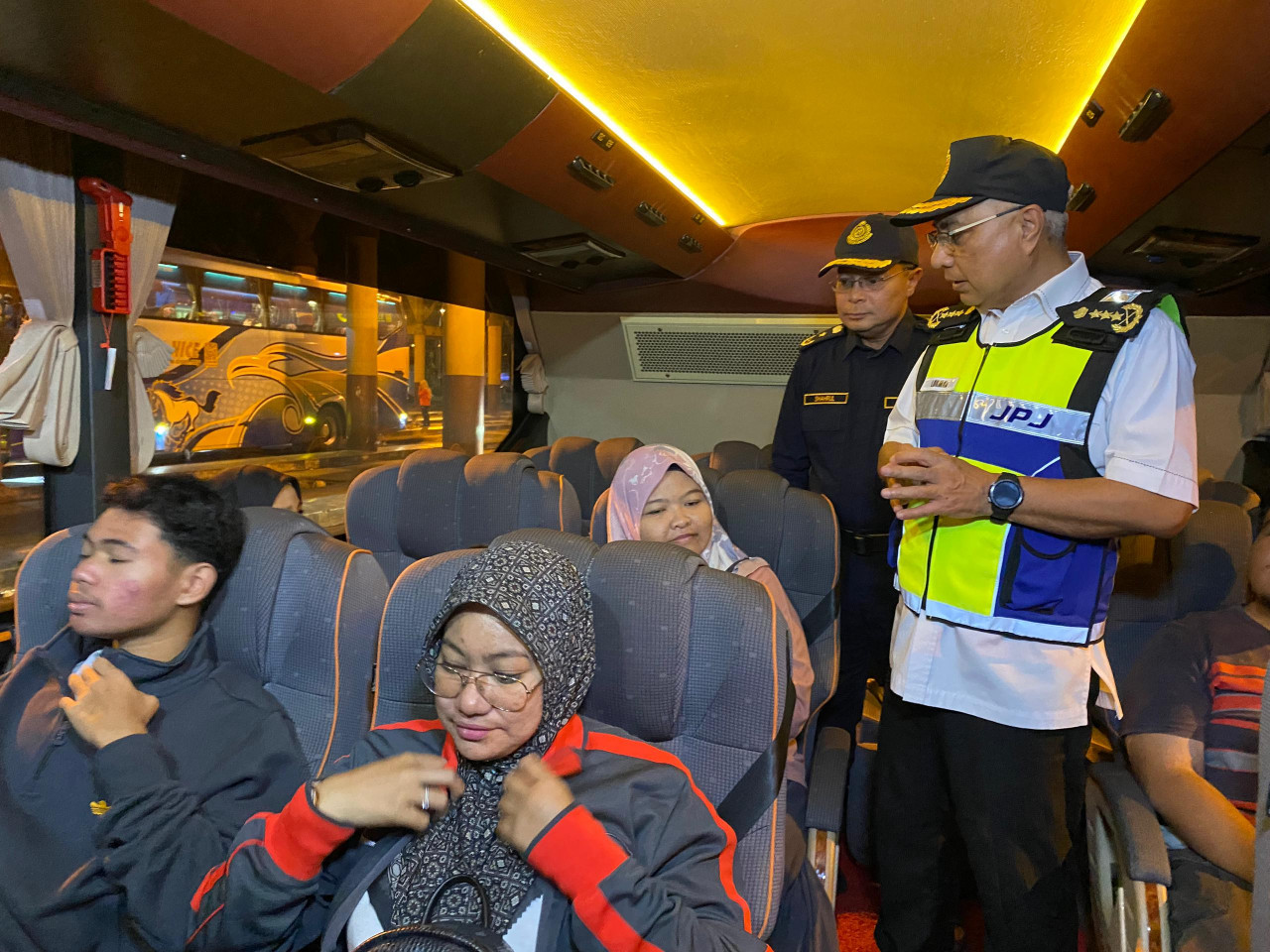 Pengarah Kanan Penguatkuasa JPJ, Datuk Lokman Jamaan ketika meninjau pelaksanaan Ops Hari Raya Aidilfitri (HRA) 2024 di Terminal Bas Shahab Perdana, Alor Setar. - gambar Rafisqi Radhi