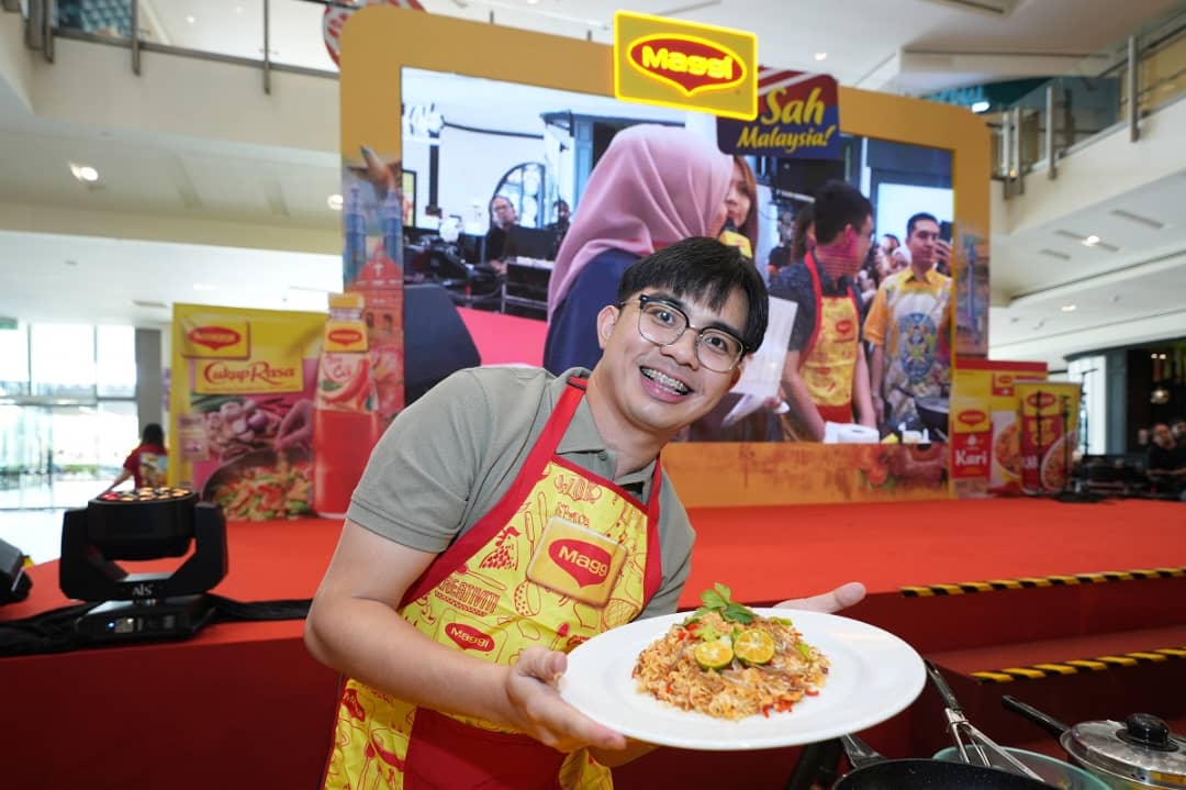 Seorang penggemar berbangga menunjukkan hasil tangan menggunakan produk MAGGI.