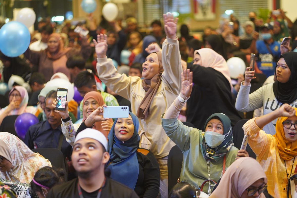 Peminat tidak ketinggalan merakamkan aksi penyanyi lagenda berkenaan.