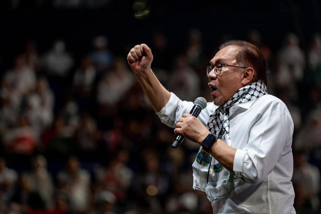 Perdana Menteri berucap di Himpunan Malaysia Bersama Palestin. Beliau beberapa jam sebelum itu terlebih dahulu menghadiri majlis makan malam alumni Majlis Belia Malaysia, walaupun baru tiba di tanah air selepas mengadakan lawatan rasmi ke Kaherah, Mesir. - gambar PMO