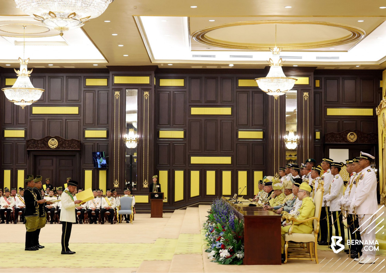Perdana Menteri, Datuk Seri Anwar Ibrahim merafak sembah tahniah Sultan Ibrahim sebagai Yang di-Pertuan Agong ke-17 di Istana Negara, pagi tadi. - gambar Bernama