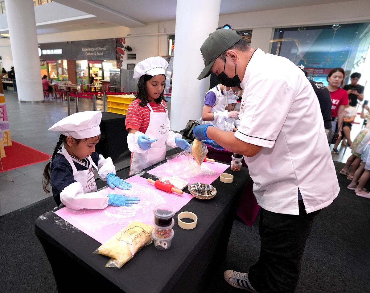Peserta kanak-kanak mendapat tunjuk ajar daripada chef.