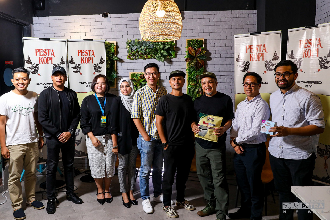 Barisan penganjur dan peserta Pesta Kopi Extended 2022. - Gambar Alif Omar