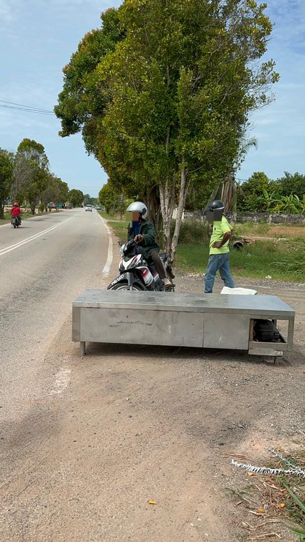 Peti sejuk yang ditinggalkan suspek. - gambar polis