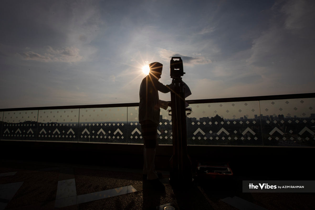 Pemandangan luar biasa dirakam ketika kerja cerapan anak bulan Ramadan sedang berjalan di PICC Putrajaya. - Gambar oleh Azim Rahman