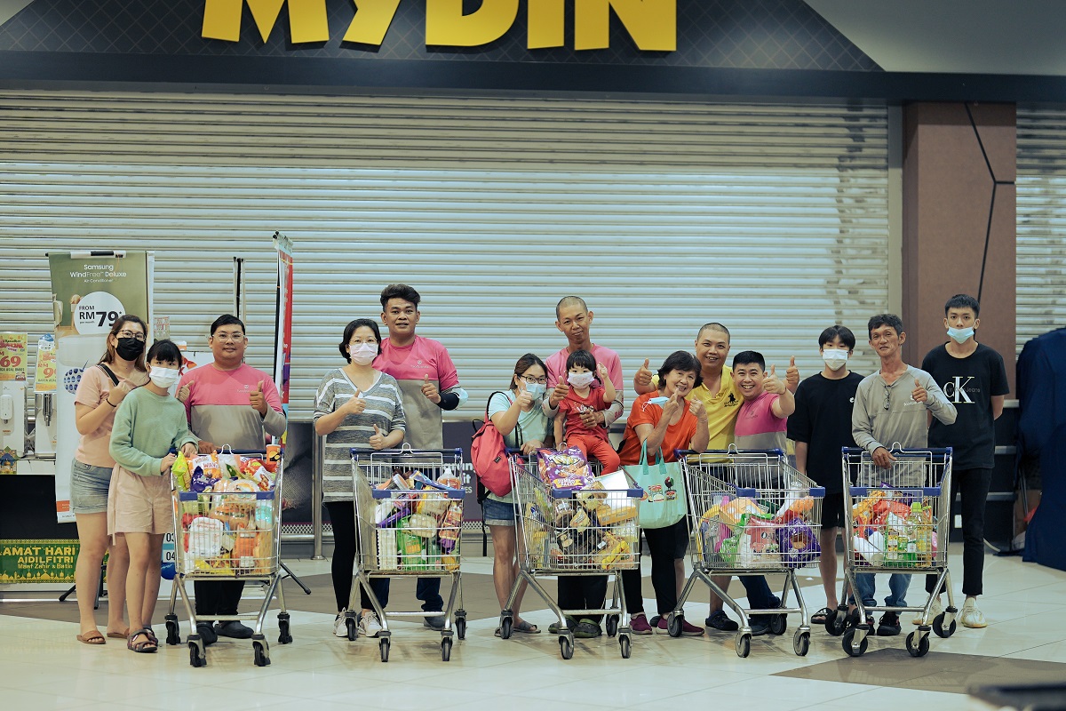 Peserta cabaran 3 minit Supermarket Sweep dengan mereka troli beli-belah masing-masing yang dipenuhi dengan barangan. - Gambar Foodpanda