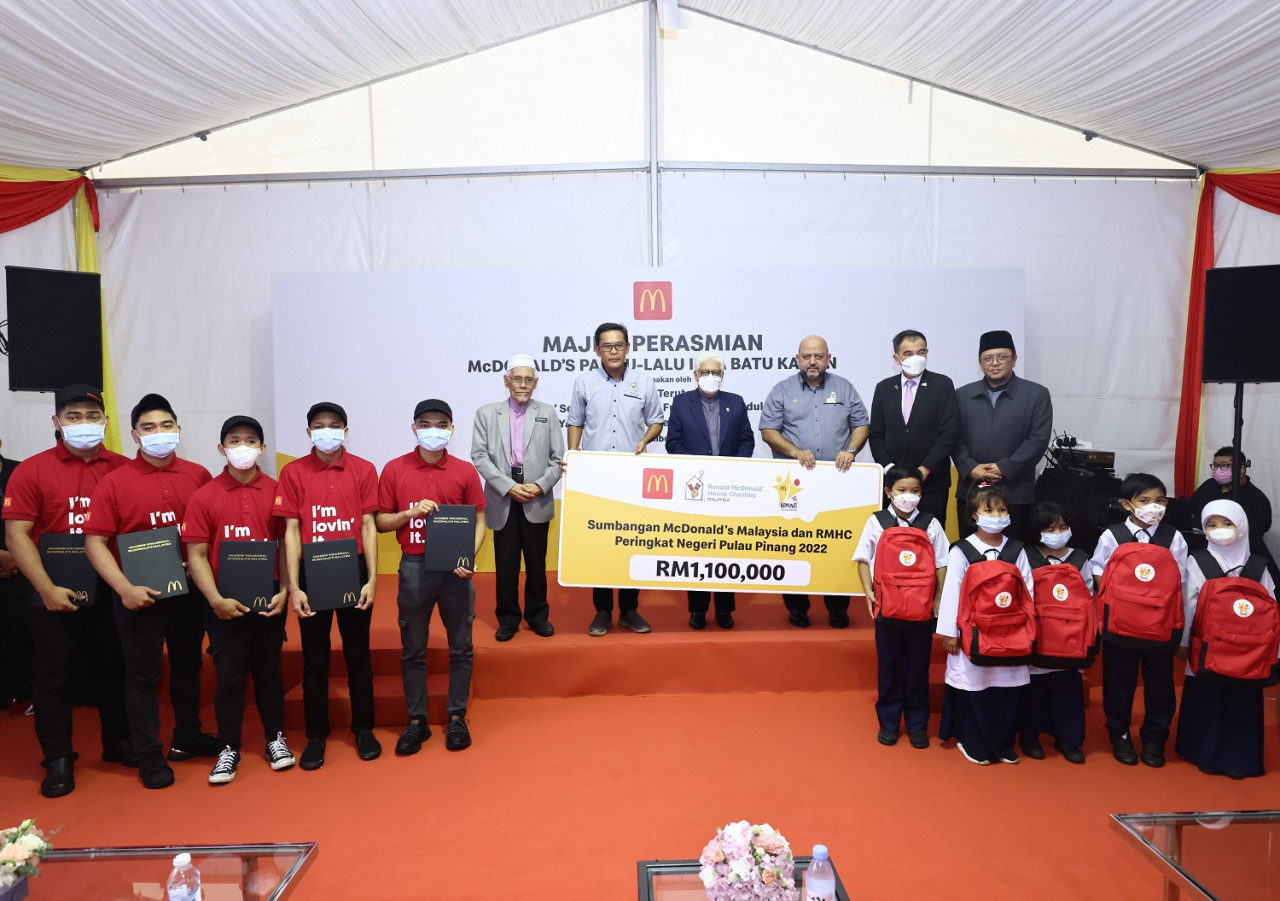 McDonald’s Malaysia juga menunaikan zakat korporat berjumlah RM250,000 kepada Zakat Pulau Pinang di McDonald’s Pandu-Lalu Batu Kawan