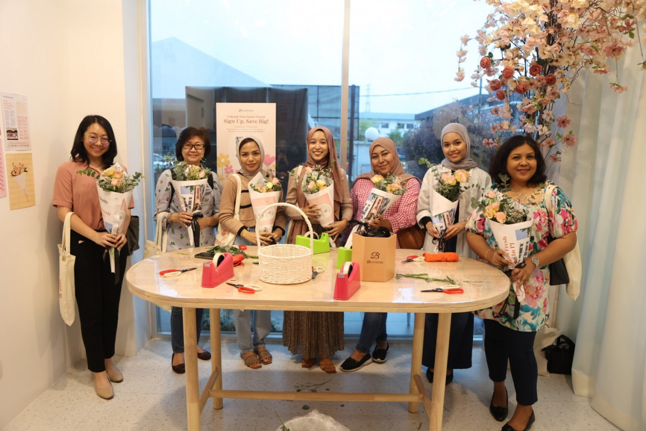 Pihak media bersama gubahan masing-masing hasil tunjuk ajar pakar BloomThis. - Gambar BloomThis
