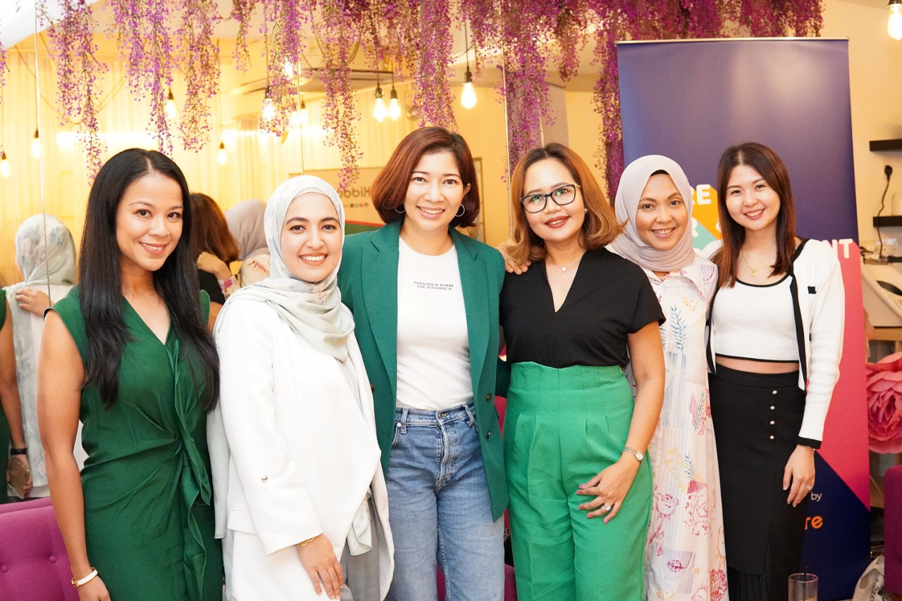 (Dari kiri) Pengasas Bersama Kiddocare, Muhaini Mahmood, Pengasas Argania and Joielle, Farhana Abdullah, Ranukka Singham, Yan Lim, Nadira Yusoff, dan Penny Choo, semasa acara ‘Care For Empowerment’ anjuran Kiddocare yang diadakan di Ruang Temu, TTDI. - Gambar Kiddocare