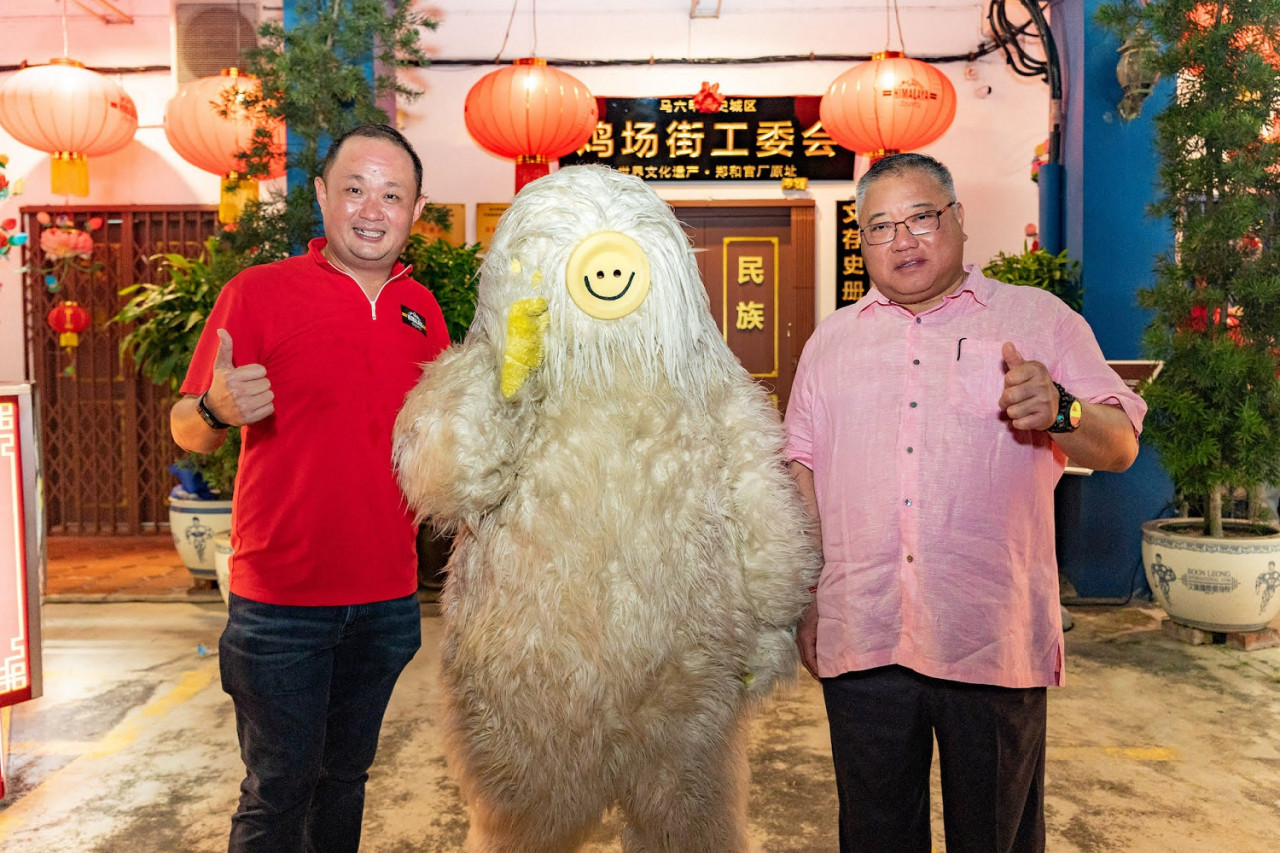 Tiong King Sing (kanan), dan Kenny Low, Pengerusi dan Pengarah Urusan Nicko Jeep Manufacture berkongsi detik gembira dengan Duta jenama Himalaya Vajomba, Himalayeti