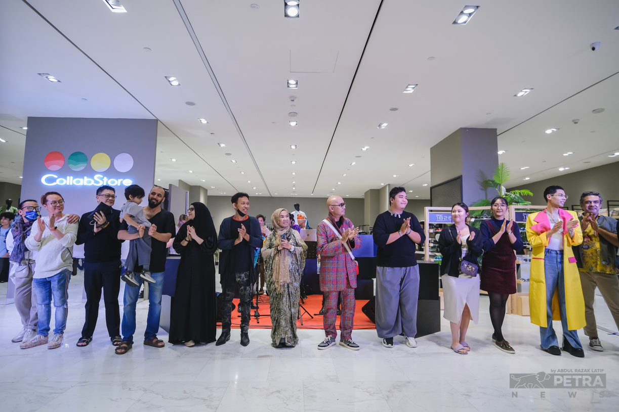 Richard bersama sebahagian pereka fesyen yang mengambil bahagian dalam acara fesyen show CollabStore 