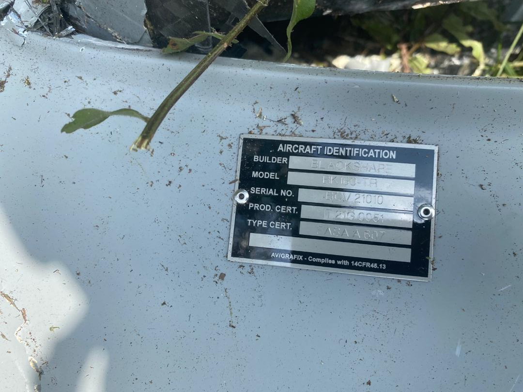 Plat besi yang mempunyai identifikasi pesawat. 