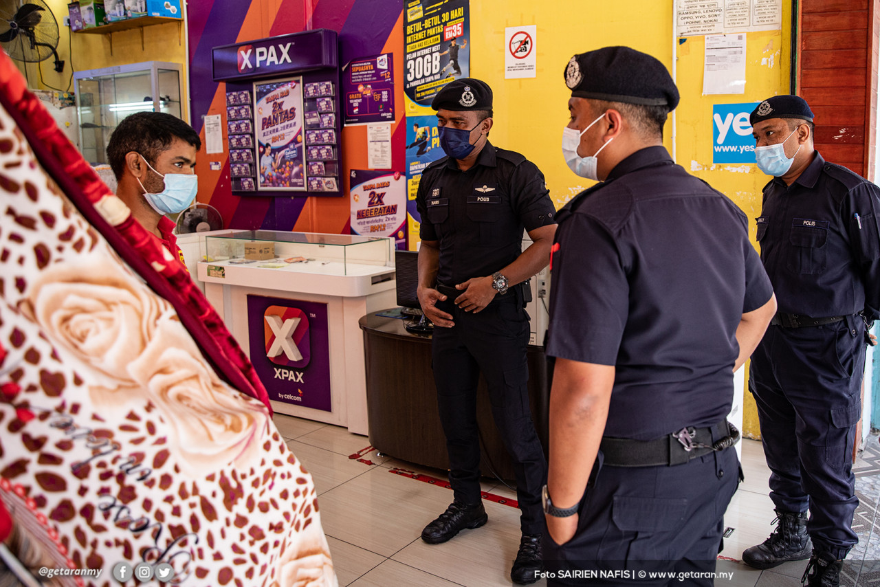 Beberapa anggota polis memeriksa sebuah premis perniagaan di Jalan Silang, Kuala Lumpur.
