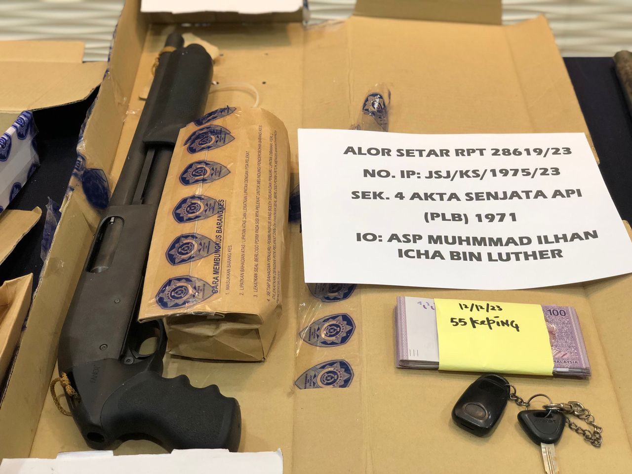 Pump gun, kunci kereta dan wang tunai yang dirampas. - gambar Rafisqi Radhi