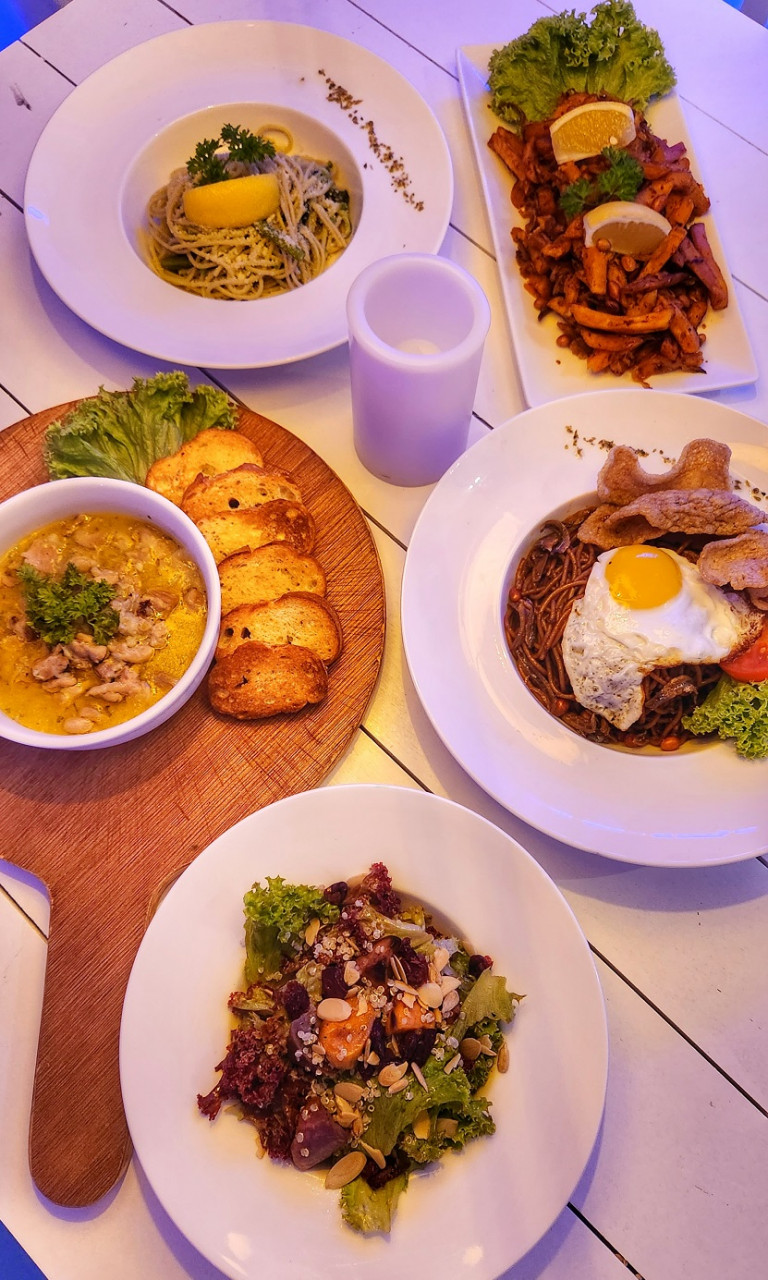 Menu menarik yang disediakan di Puteh Rooftop Bar Melaka.