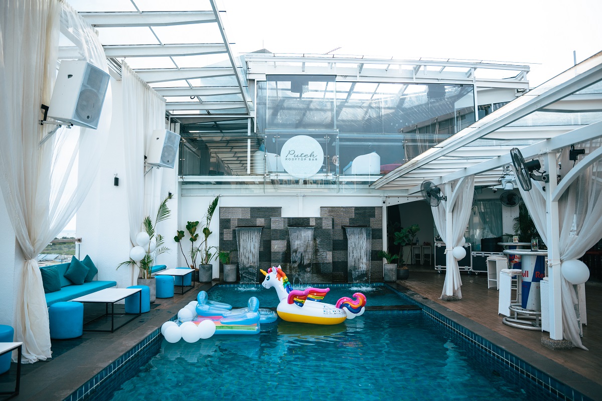Suasana tenang dan mendamaikan di kolam renang Puteh Rooftop Bar Melaka.