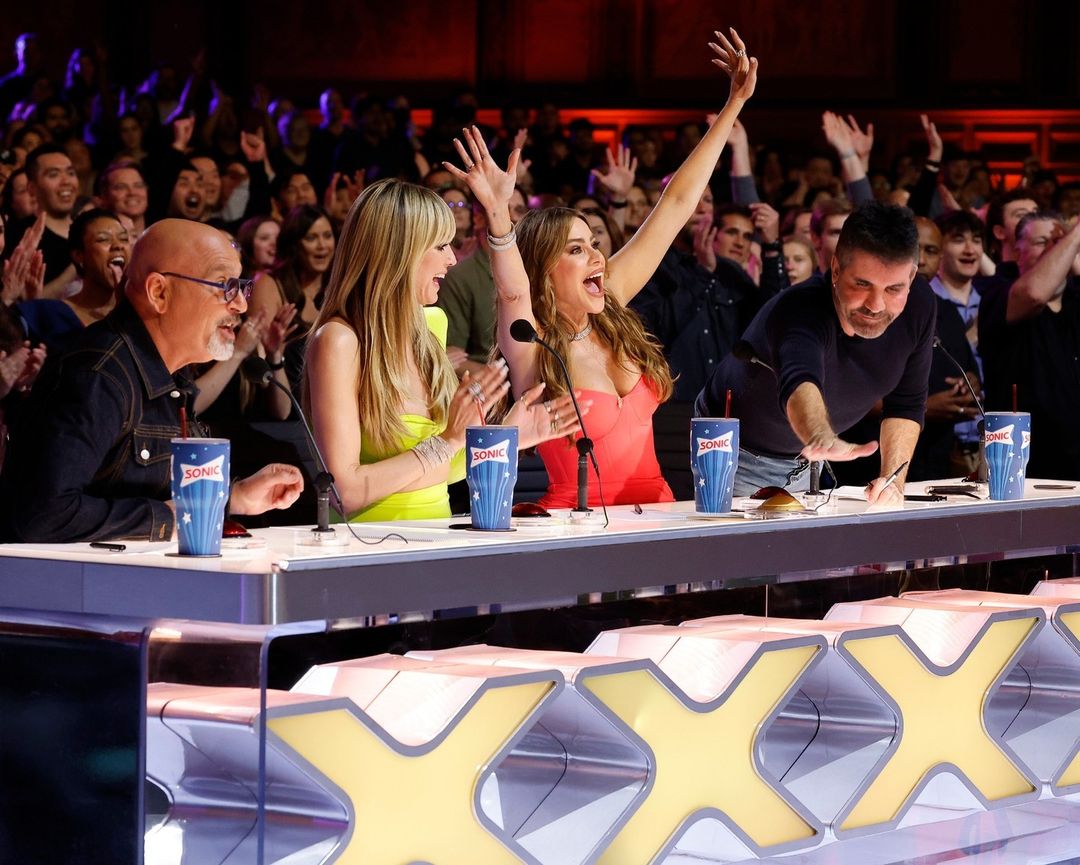 Simon Cowell ketika memberikan Golden Buzzer kepada Puteri Ariani di AGT baru-baru ini. - Gambar Instagram Simon Cowell