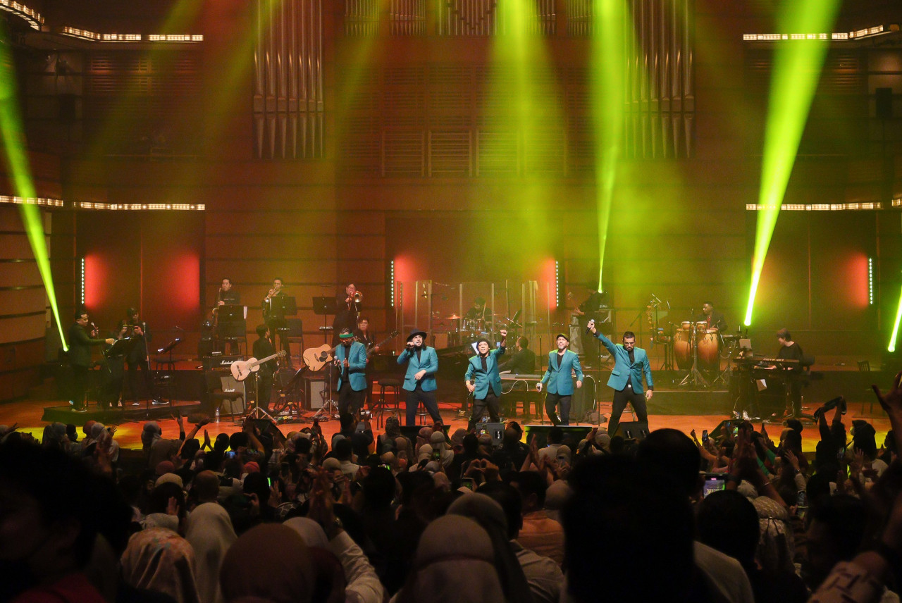 Khayalan, menjadi lagu pembuka konsert kumpulan Ruffedge. 