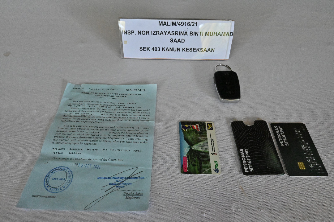 Antara barangan yang dirampas di dalam kenderaan rasmi yang sebelum ini digunakan oleh Norhizam.