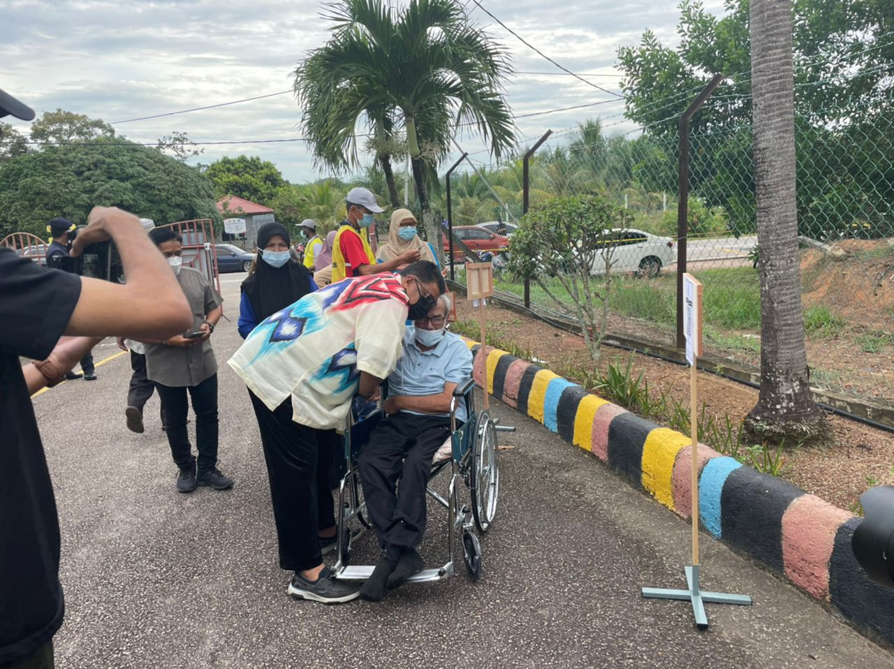Calon BN Tanjung Bidara, Datuk Seri Rauf Ab Yusoh tiba di Pusat Mengundi SK Jeram jam 8.18 pagi. - Gambar Mustaffa Kamal