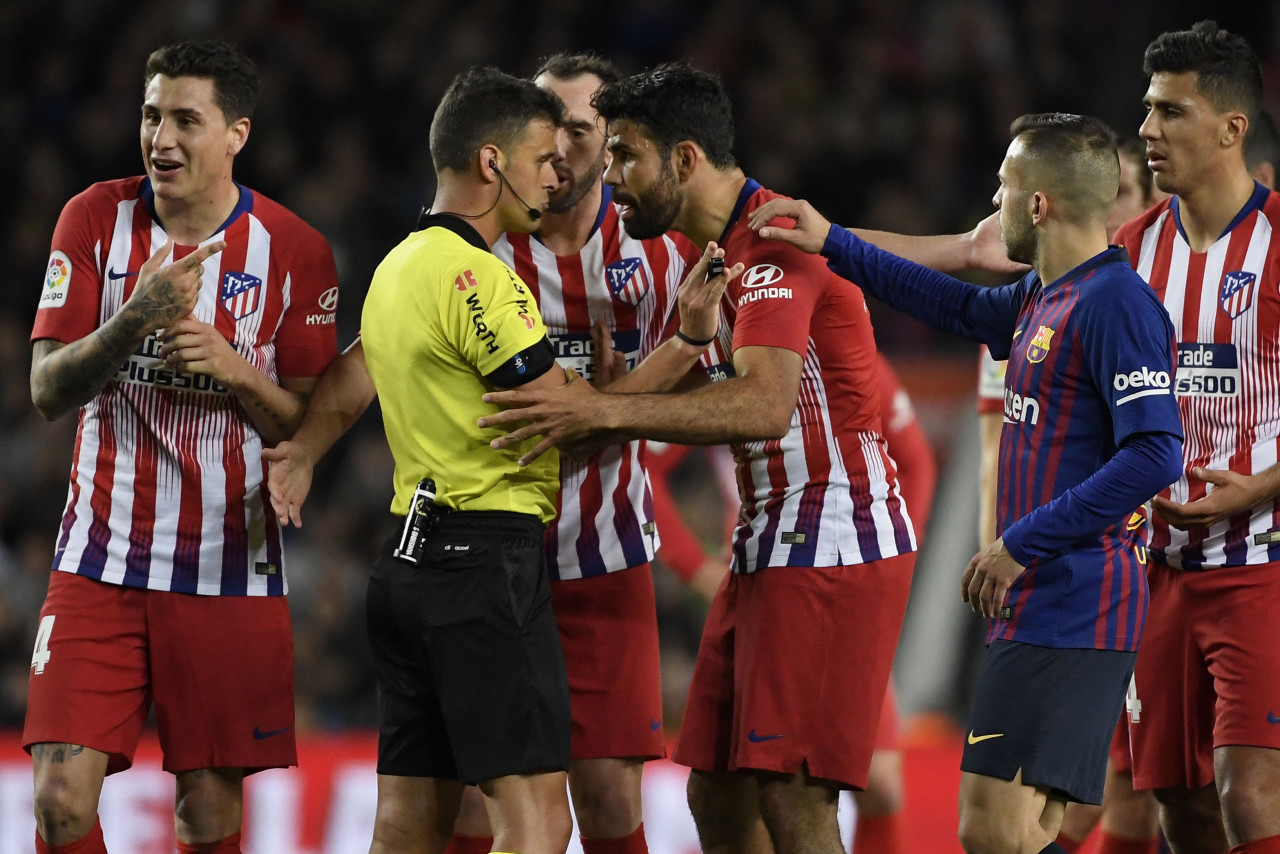 Diego Costa bersama pengadil Gil Manzano sebelum mendapat kad merah. Gambar: LLUIS GENE / AFP