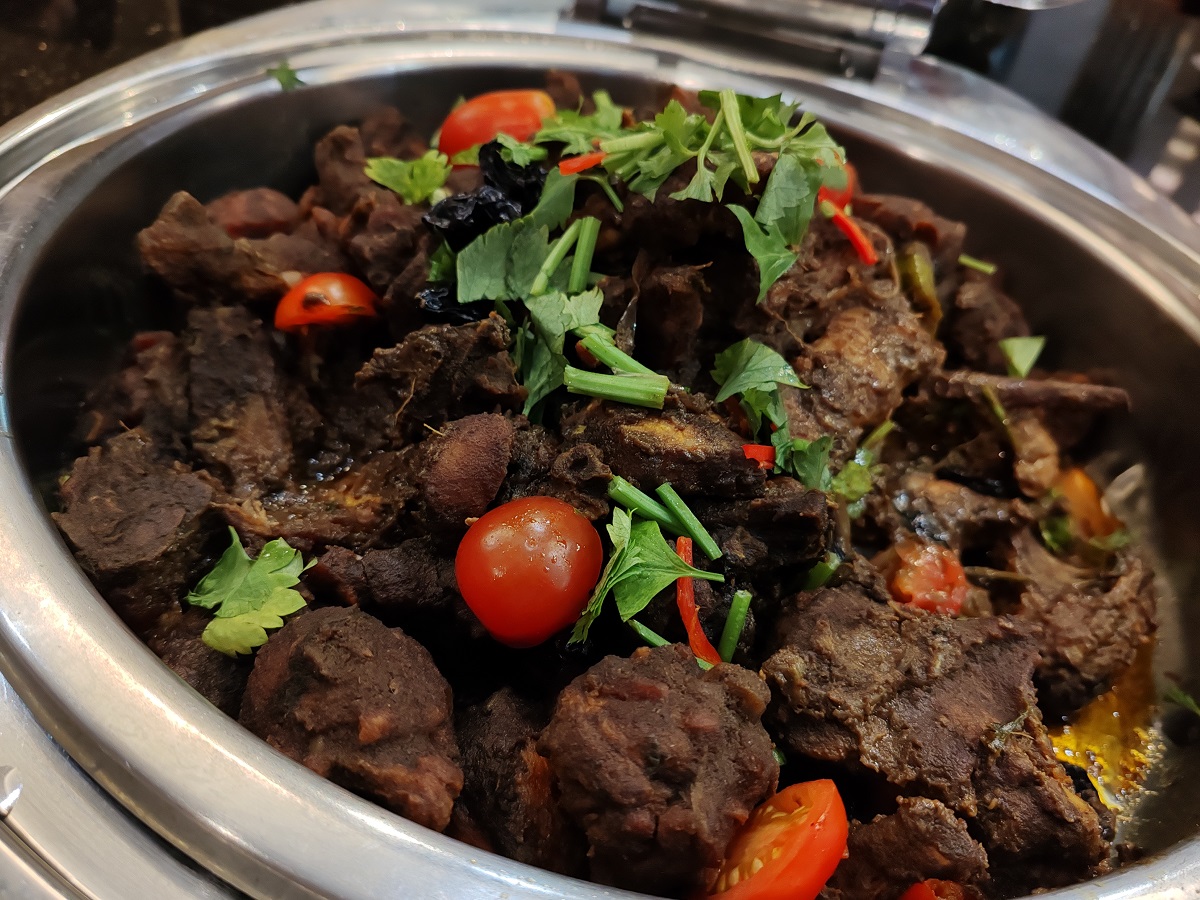 Antara hidangan boleh cuba adalah rendang itik.