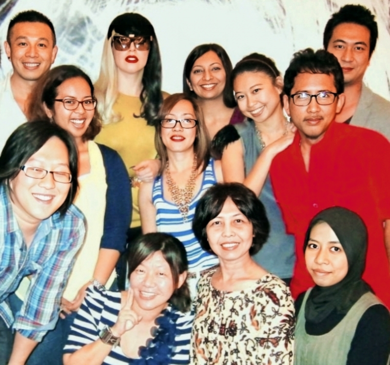 Penulis berbaju merah bersama rakan media dan Lady Gaga ketika 'superstar' itu membuat konsert khas di Singapura.