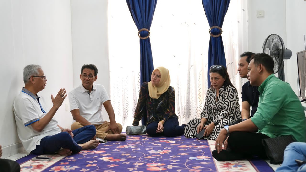 Ismail Sabri meluangkan masa kira-kira sejam ketika berkunjung ke rumah Rosli, semalam.