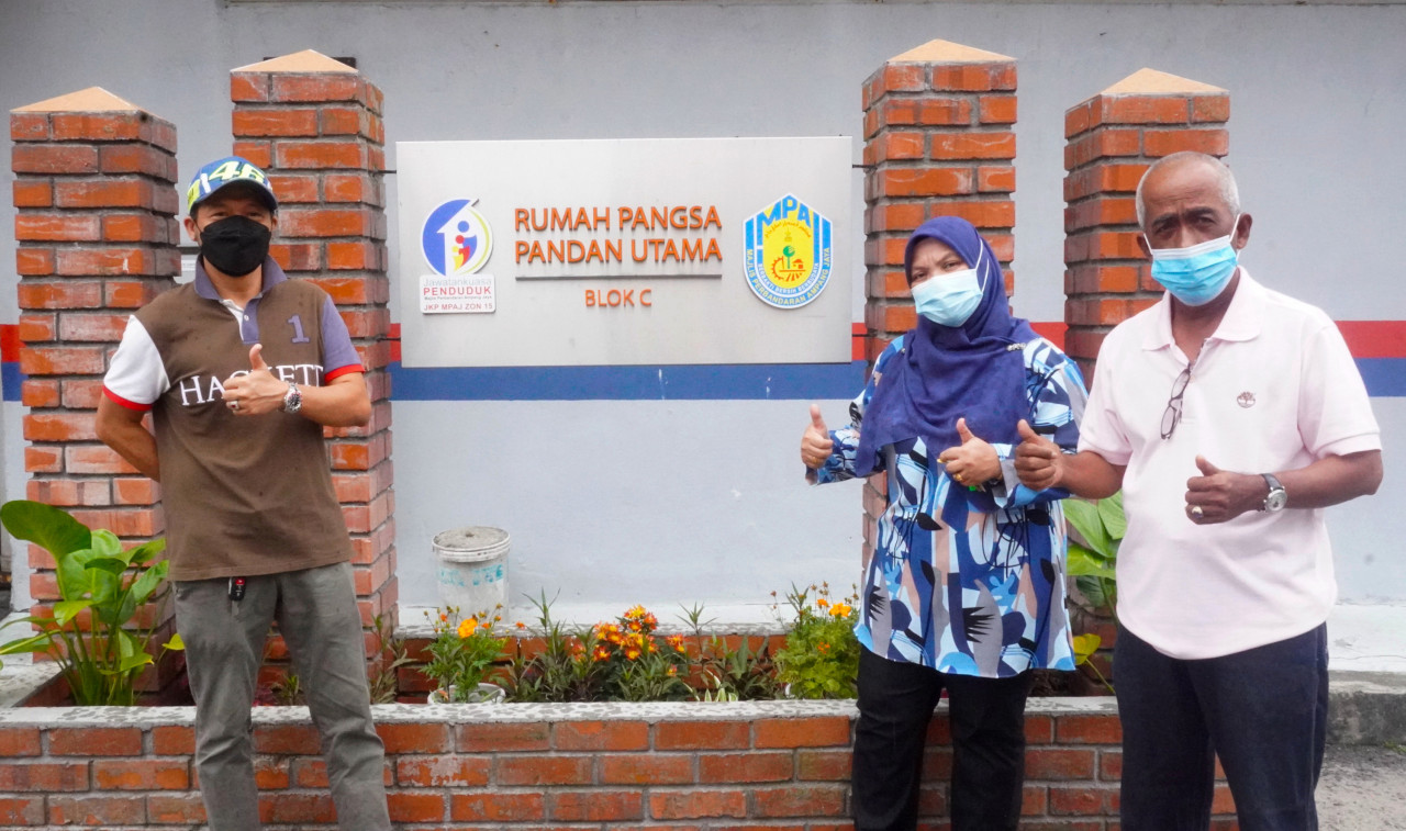 (Dari kanan) Hussin, Mazilah dan Zulkifli di hadapan laluan utama Blok C Rumah Pangsa Pandan Utama.
