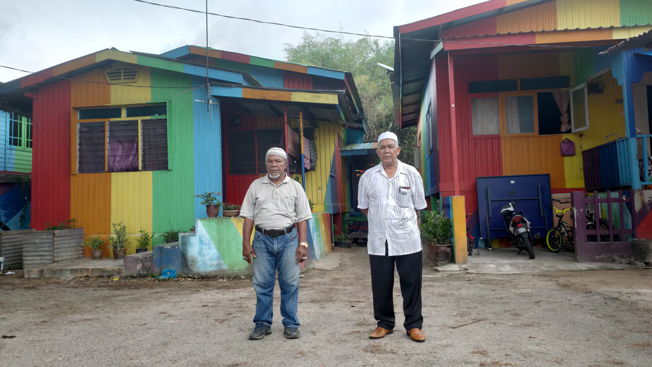 Wakil penduduk Rumah Pelangi, Wan Rosli Wan Mohamad, 64, (kanan) bergambar bersama penduduk kampung di Rumah Pelangi di Kampung Sungai Budor, Kota Bharu. Gambar: Siti Nor Hidayatidayu Razali