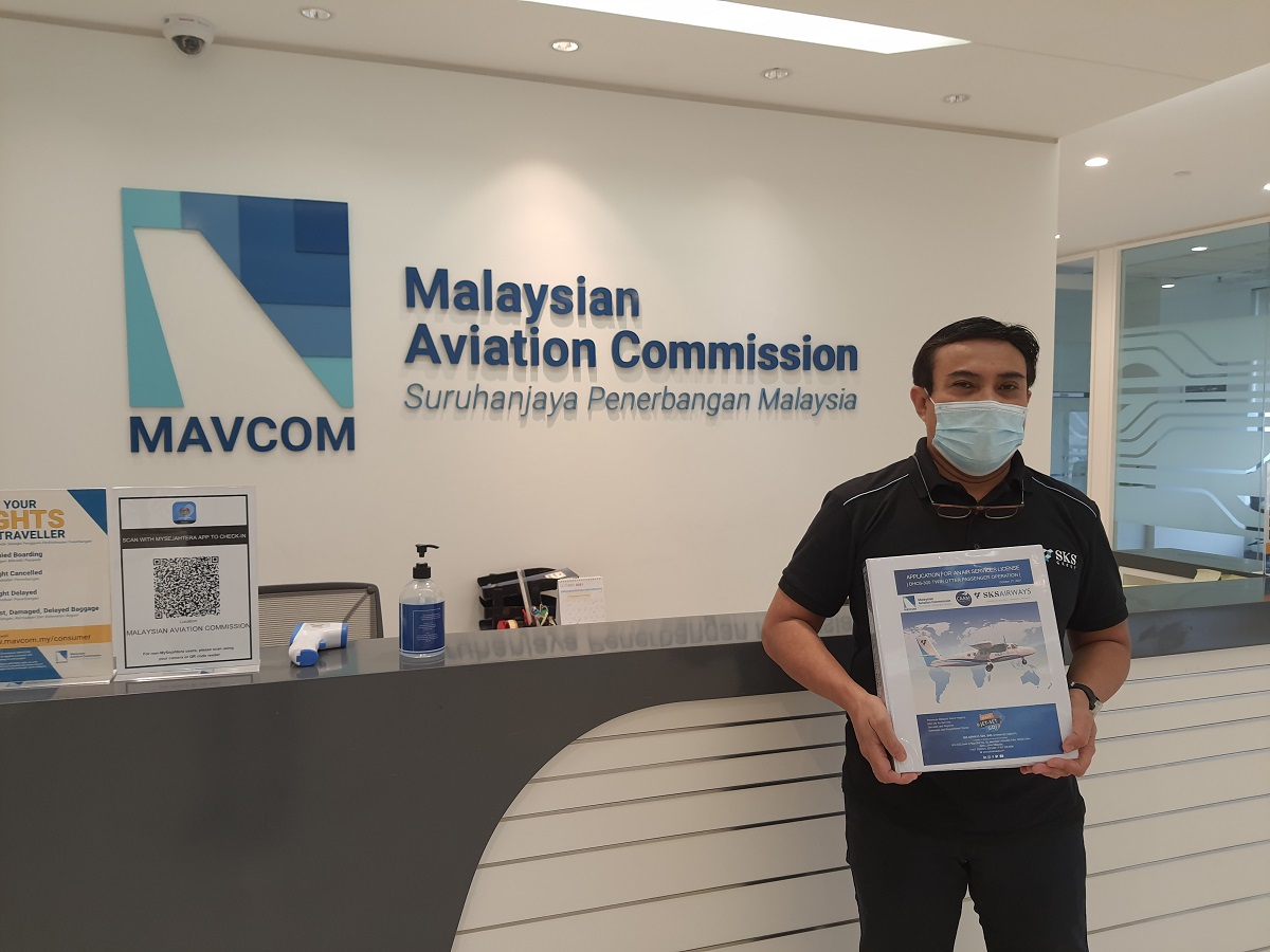 Ketua Komersial SKS Airways, Norwani ketika penyerahan Lesen Perkhidmatan Udara (ASL) di Suruhanjaya Penerbangan Malaysia (MAVCOM). 