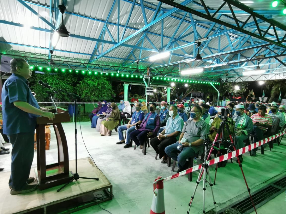 Saifuddin Abdullah menyampaikan ceramah di Bilik Gerakan Utama PN, DUN Simpang Jeram, Muar, Johor malam tadi.