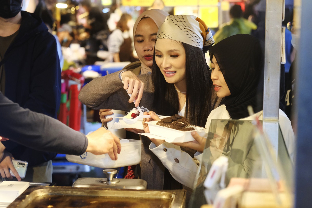 Ayda Jebat mencuba snek jalanan di Taiwan - Gambar Biro Pelancongan Taiwan