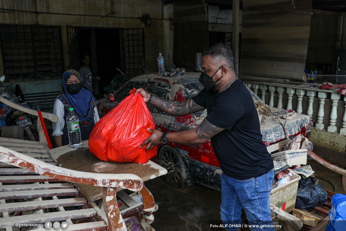 Saravanan Vijayratnam menggerakkan misi bantuan kepada keluarga yang terlibat dengan banjir di Selangor dan Pahang. - Gambar Alif Omar