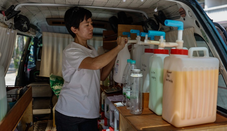 Oh ketika mengisi cecair pencuci ke dalam bekas plastik yang diguna semula. - gambar BERNAMA