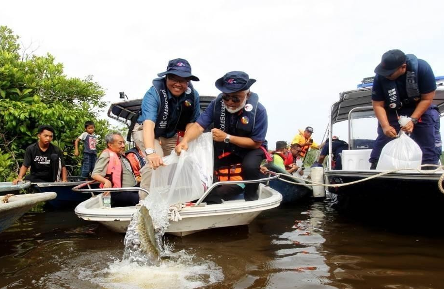 Ketua Pengarah Jabatan Perikanan, Datuk Adnan Hussain dan Pengarah Perikanan Perak, Mohd Ghazali A Manap (kanan) melepaskan induk ikan kelisa emas ke dalam Tasik Bukit Merah sempena Hari Bumi 2024. – gambar BERNAMA