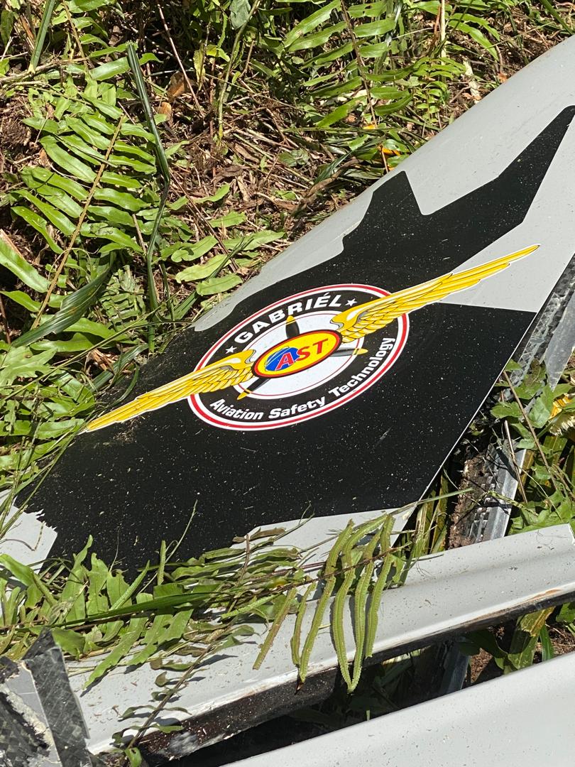 Logo pada serpihan pesawat.