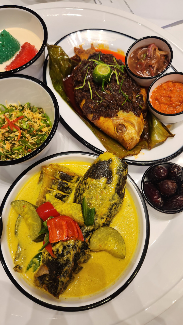 Dengan harga RM59, set ini di datang bersama talam yang menyediakan menu dua jenis masakan ikan sebagai lauk utama. - Gambar Resort World Genting