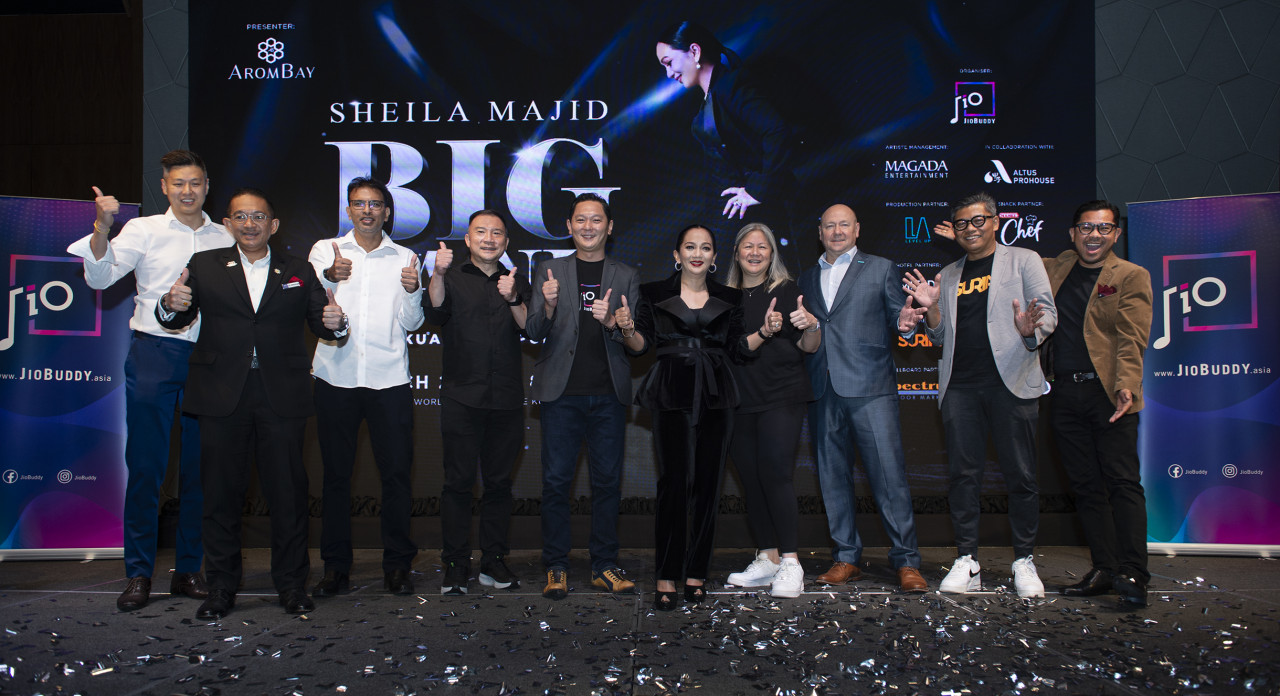 Sheila Majid bersama penganjur dan rakan rasmi. - Gambar PR