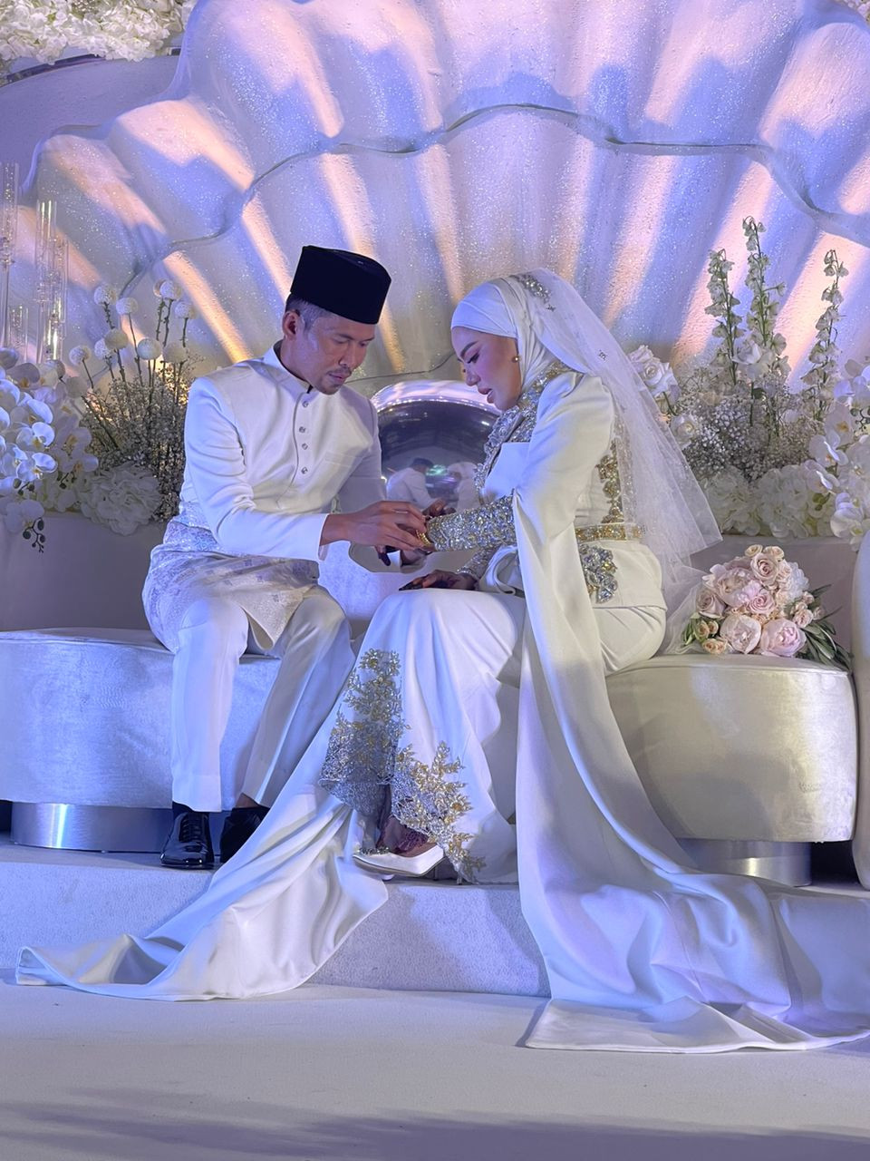 Pasangan ini telah dinikahkan oleh abang kandung Watie sendiri iaitu Qadhaffi Hanafiah - Gambar oleh Helmi Anuar
