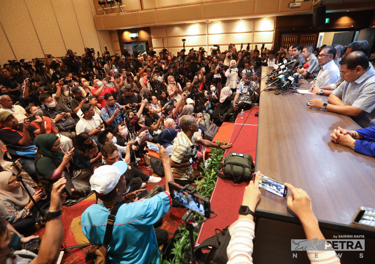 Anwar menjawab soalan daripada wartawan pada sidang media hari ini.