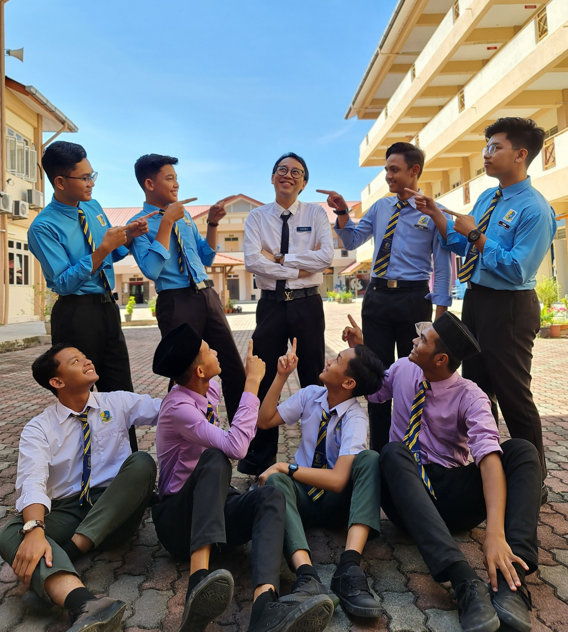 Ahmad Shahrul Azhan Ibrahim bersama pelajarnya di SMK Long Ghafar 2, Kota Bharu - Gambar ihsan Ahmad Shahrul Azhan Ibrahim